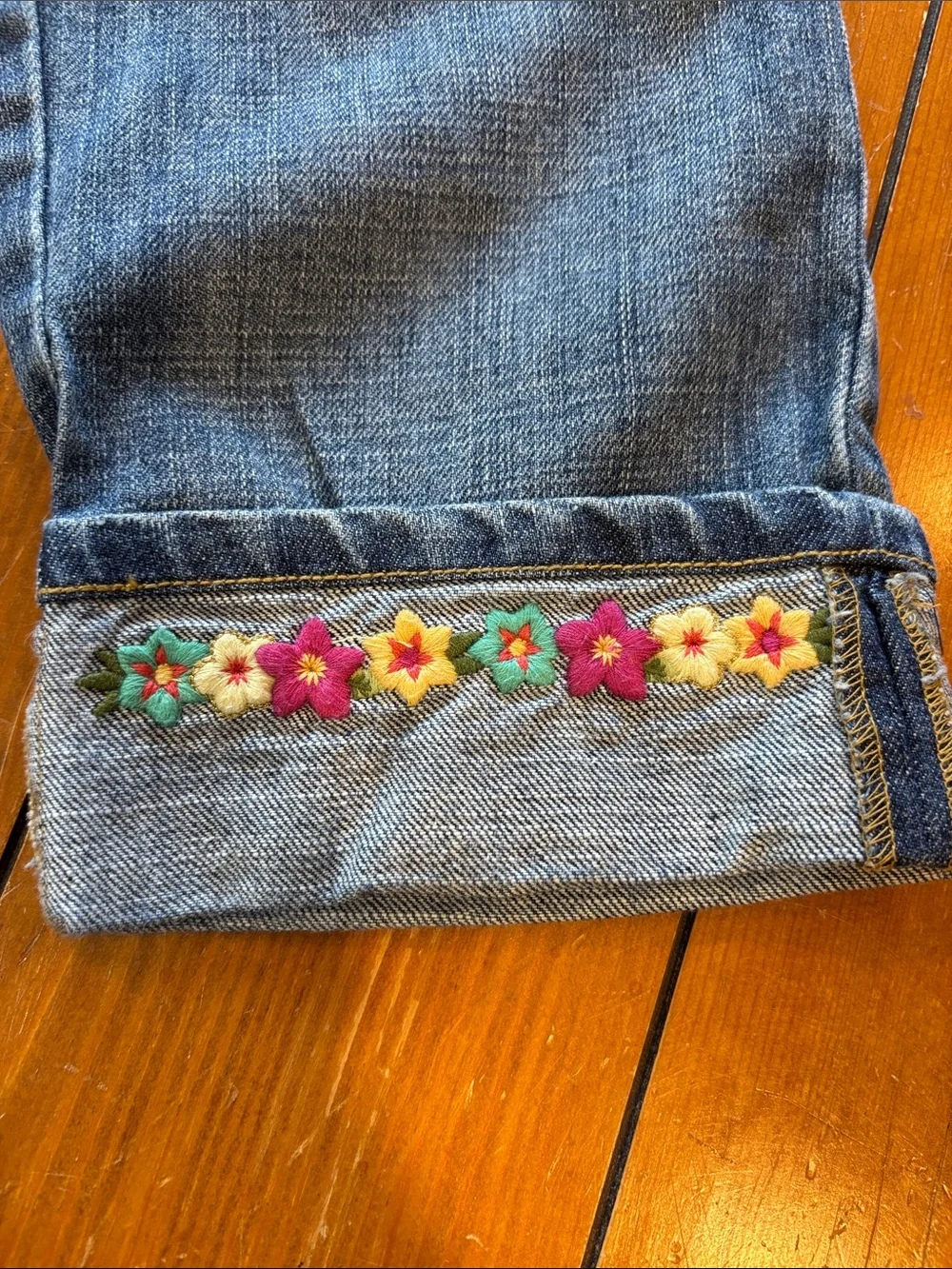 Gymboree Blue Denim Capri Jeans with Floral Cuff Embroidery Girls Size 4 GUC